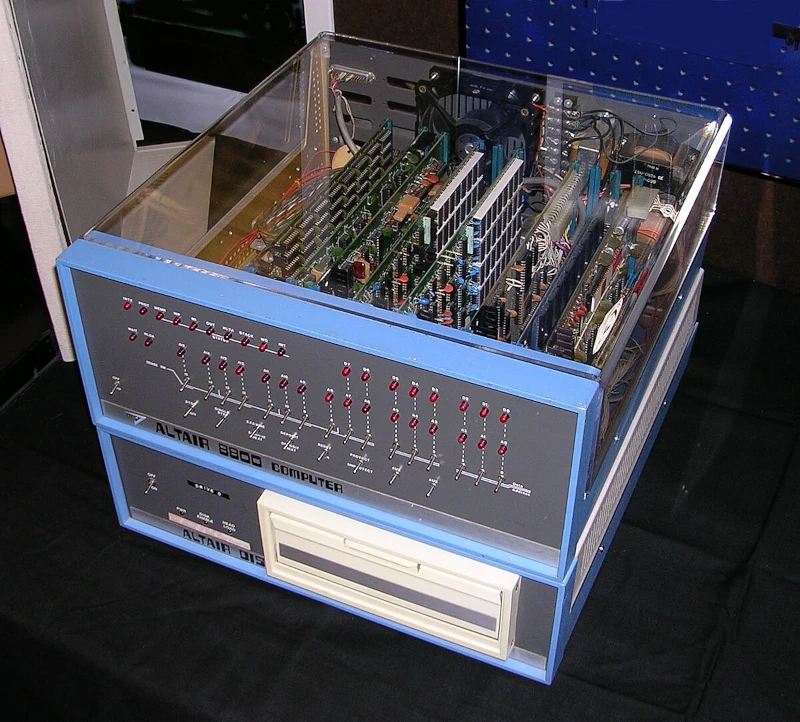 de-trastos-a-tesoros-los-pcs-antiguos-mas-valiosos-del-mundo03-altair8800.webp
